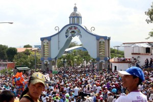 Seis detenidos en Lara por lanzar mandarinas a la gobernadora chavista en procesión de la Divina Pastora