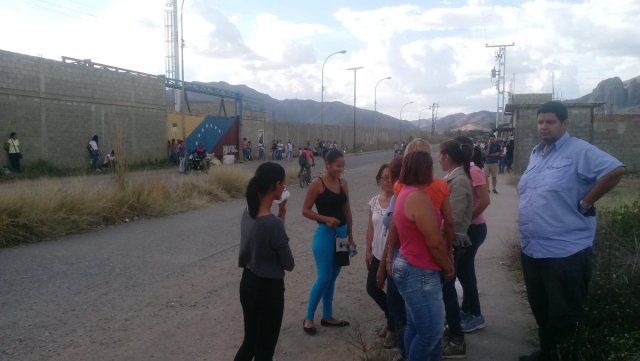 Familiares esperan a las afueras de la cárcel 26 de julio. (Foto: @DimasDRivas)