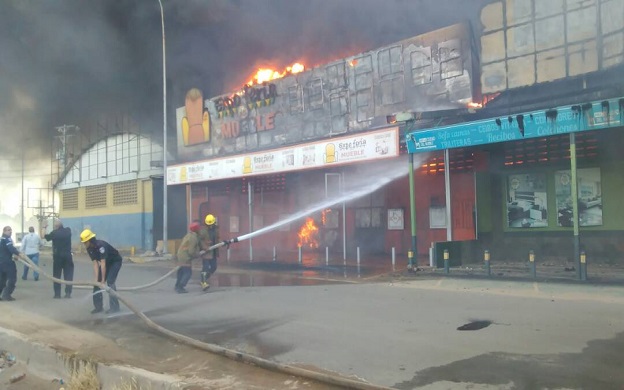 Cinco galpones de varias mueblerías se incendiaron en Perijá