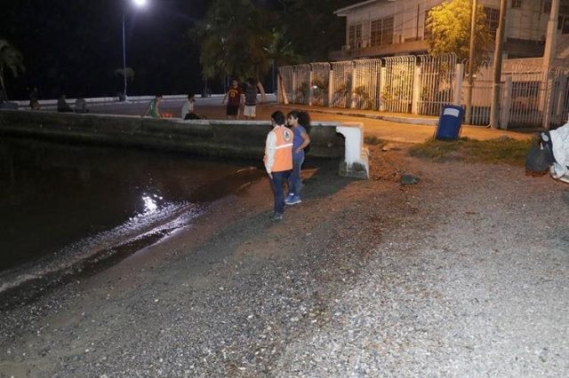 El mar retrocedió al menos 2 metros en el área del malecón de Puerto Barrios, Izabal. (Foto Prensa Libre: Dony Stewart)
