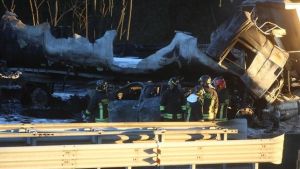 Al menos seis muertos en accidente con un camión cisterna en norte de Italia