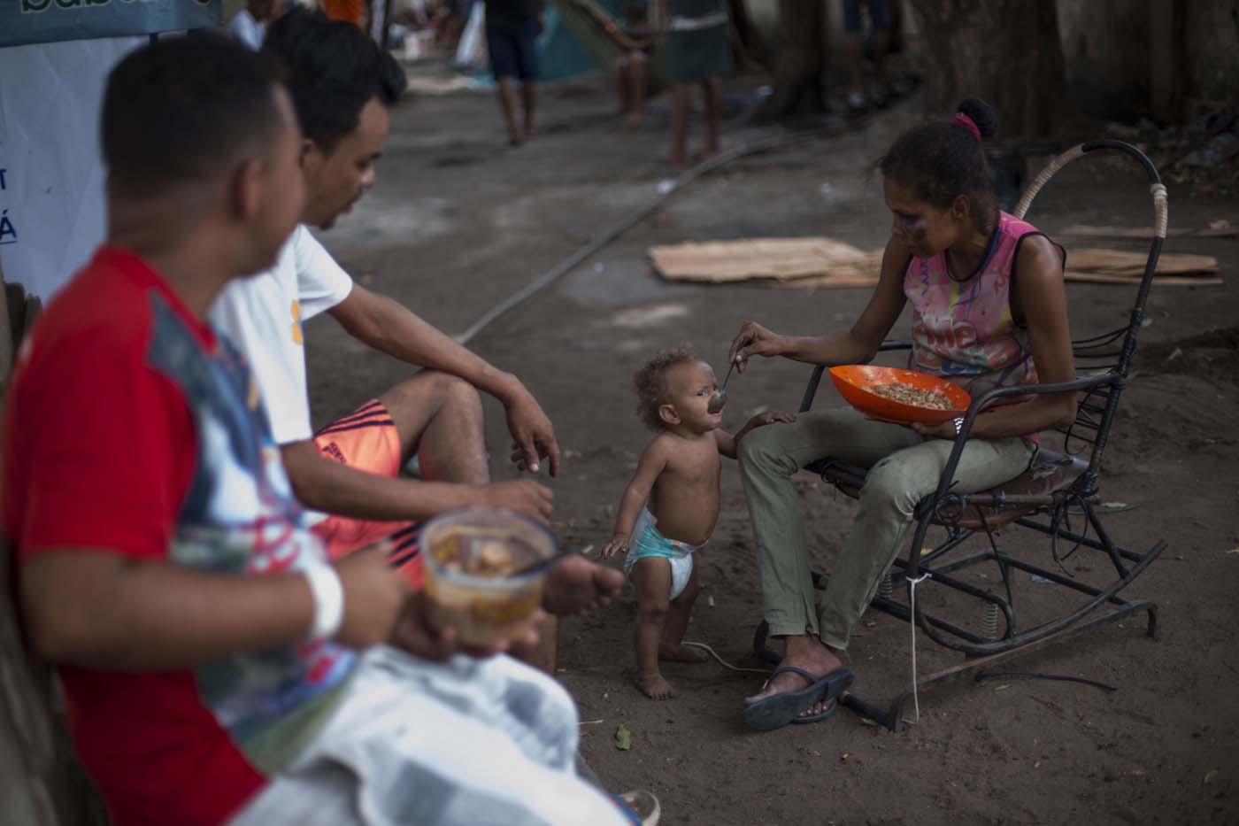 Venezolanos maceran sus sueños en un insalubre refugio de Brasil (fotos)