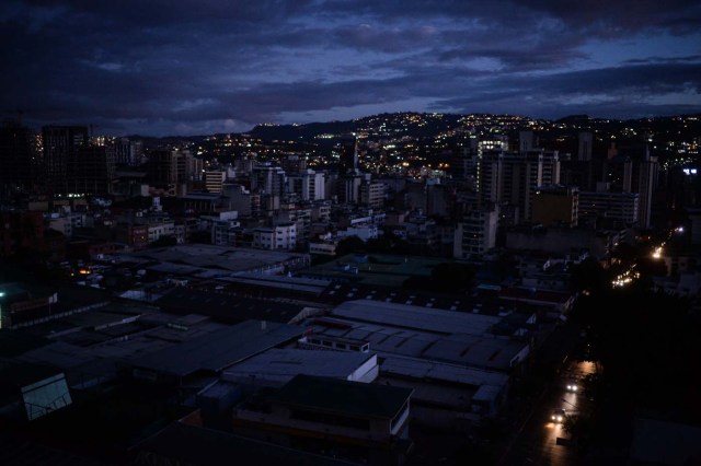View of the Chacao neighborhood during a partial power cut in Caracas on February 6, 2018. / AFP PHOTO / FEDERICO PARRA