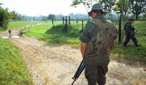 Denuncian que oficiales recibieron órdenes de suministrar armas a guerrilla entre Colombia y Venezuela