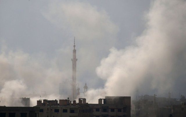 Una columna de humo se eleva en Hamouria tras un ataque aéreo del régimen en la región de Guta oriental, el 20 de febrero de 2018. (Foto: ABDULMONAM EASSA / AFP)