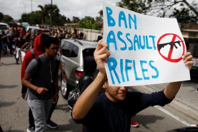 Un estudiante sostiene una pancarta contra los rifles de asalto en una protesta tras la masacre de Florida. CARLOS GARCIA RAWLINSREUTERS