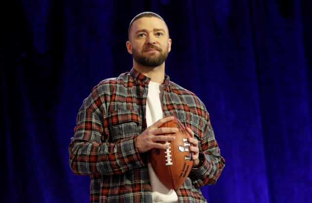 Super Bowl half time entertainer Justin Timberlake holds a ball during a press conference about his upcoming performance in Minneapolis, Minnesota, U.S. February 1, 2018 REUTERS/Kevin Lamarque