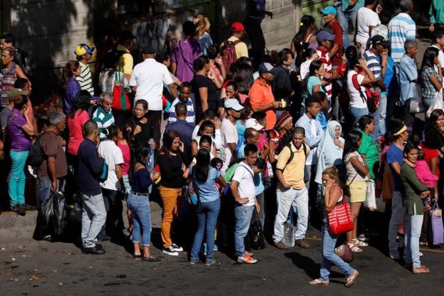 Imagen de archivo. Gente espera transporte por la paralización del metro tras un corte de luz en Caracas. 18 de diciembres, 2017. REUTERS/Marco Bello