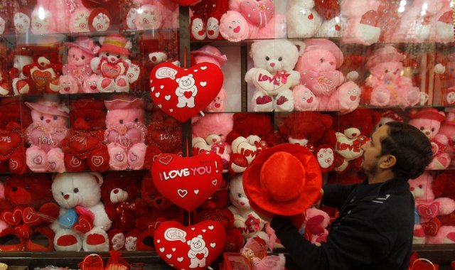 Un comerciante cuelga las existencias recién llegadas en su tienda antes del día de San Valentín en Peshawar, Pakistán, el 7 de febrero de 2018. REUTERS / Fayaz Aziz