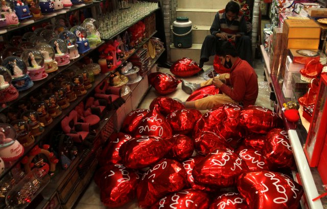 Los hombres inflan globos en forma de corazón antes del día de San Valentín en Peshawar, Pakistán, el 7 de febrero de 2018. REUTERS / Fayaz Aziz