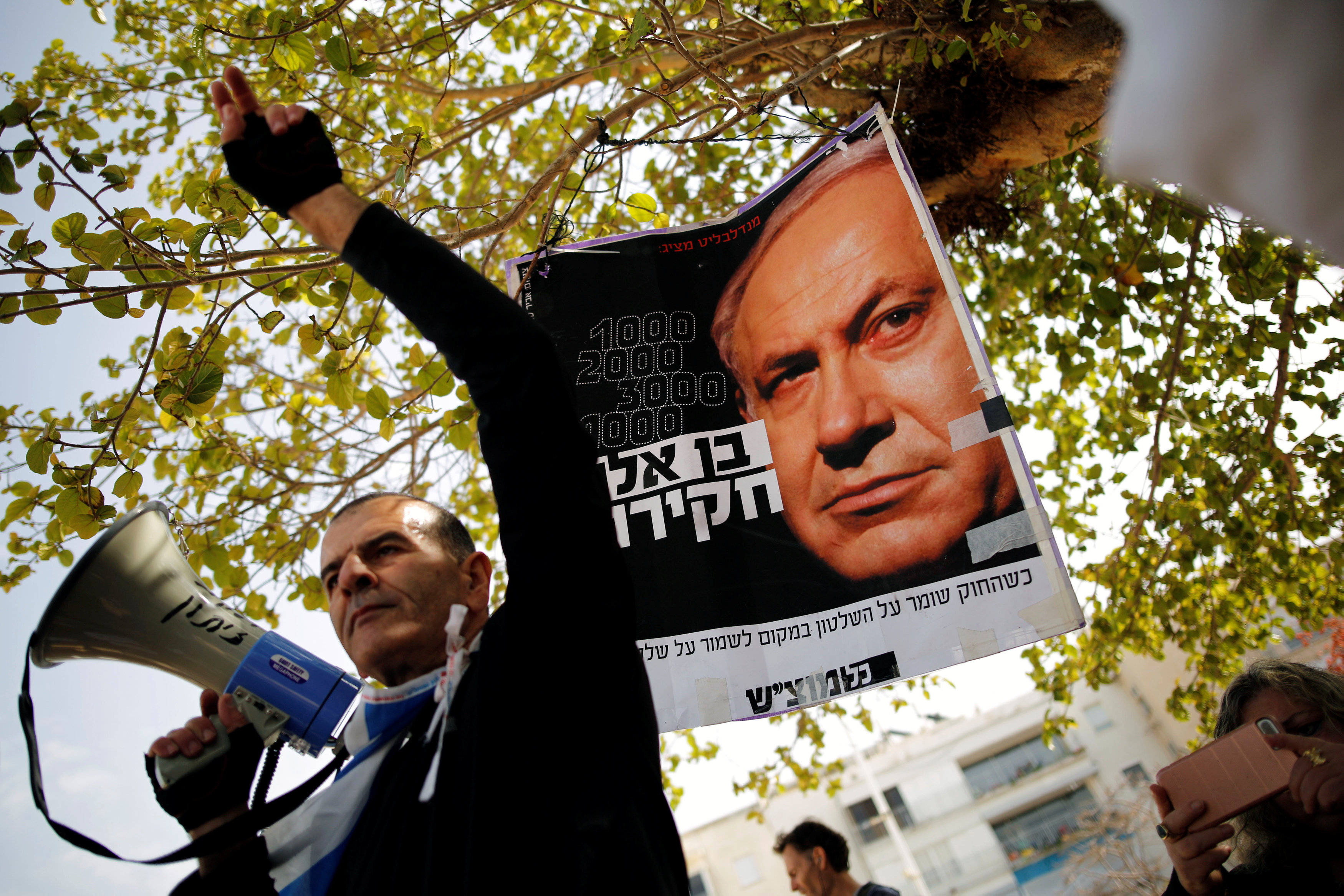 Miles de personas manifiestan en Tel Aviv pidiendo la renuncia de Netanyahu