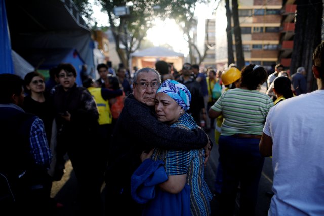 La gente reacciona después de que un terremoto sacudiera edificios en la Ciudad de México, México, el 16 de febrero de 2018. REUTERS / Edgard Garrido 