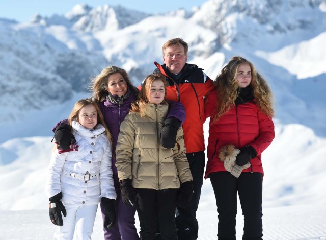 El Rey Willem-Alexander y la Reina Máxima de los Países Bajos posan con sus hijas la Princesa Ariane, la Princesa Alexia y la Princesa Catharina-Amalia durante un photocall en la estación de esquí alpino de Lech am Arlberg, Austria, 26 de febrero de 2018. REUTERS / Andreas Gebert