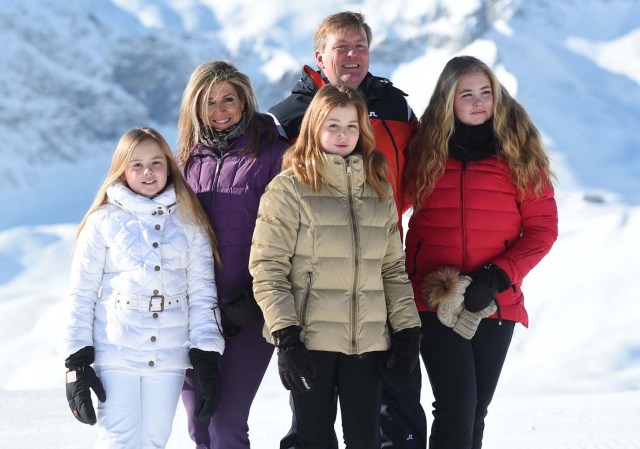 El Rey Willem-Alexander y la Reina Máxima de los Países Bajos posan con sus hijas la Princesa Ariane, la Princesa Alexia y la Princesa Catharina-Amalia durante un photocall en la estación de esquí alpino de Lech am Arlberg, Austria, 26 de febrero de 2018. REUTERS / Andreas Gebert