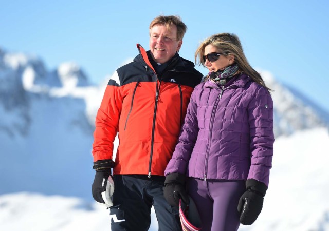 El rey Willem-Alexander y la reina Máxima de los Países Bajos posan durante una sesión de fotos en la estación de esquí alpino de Lech am Arlberg, Austria, el 26 de febrero de 2018. REUTERS / Andreas Gebert