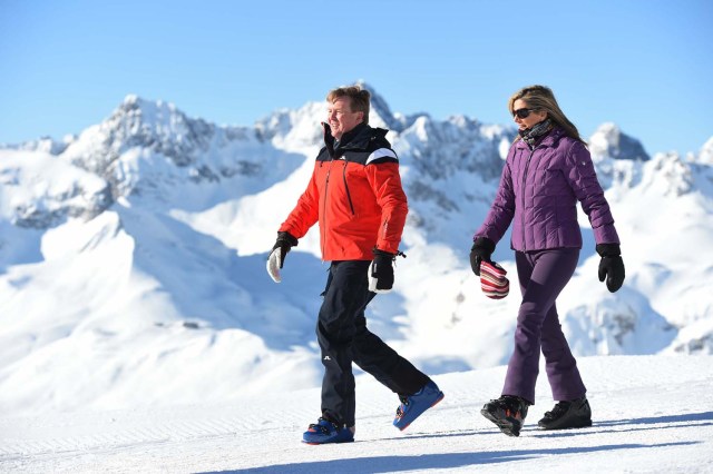 El rey Willem-Alexander y la reina Máxima de los Países Bajos posan durante una sesión de fotos en la estación de esquí alpino de Lech am Arlberg, Austria, el 26 de febrero de 2018. REUTERS / Andreas Gebert