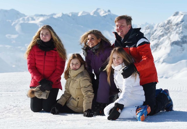 El Rey Willem-Alexander y la Reina Máxima de los Países Bajos posan con sus hijas la Princesa Ariane, la Princesa Alexia y la Princesa Catharina-Amalia durante un photocall en la estación de esquí alpino de Lech am Arlberg, Austria, 26 de febrero de 2018. REUTERS / Andreas Gebert