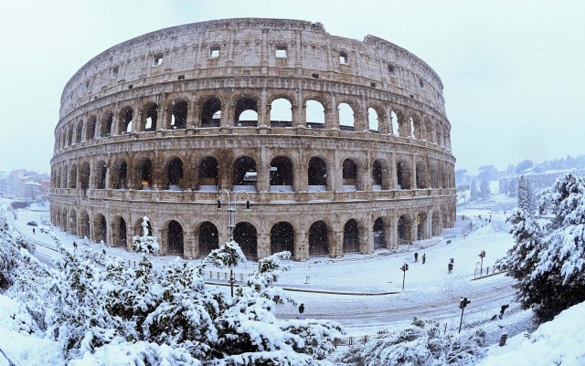 The Colosseum is seen during a heavy snowfall in Rome, Italy February 26, 2018. Picture taken with a fisheye lens. REUTERS/Alberto Lingria