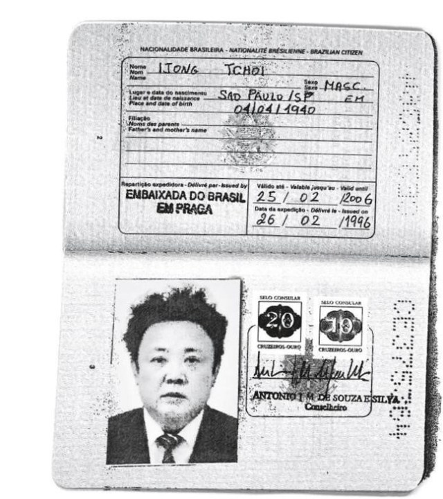 Imagen escaneada obtenida por Reuters muestra un pasaporte brasileño auténtico emitido para el fallecido líder norcoreano Kim Jong-il. Imagen cedida a REUTERS