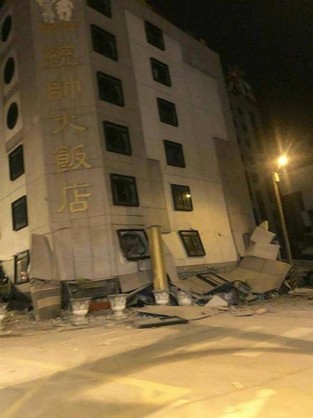Vista del hotel Tongshuai dañado tras el terremoto de 6,4 grados de magnitud en la escala de Richter, que sacudió Hualien, en la costa este de Taiwán, hoy, 6 de febrero de 2018. Las autoridades de Taiwán informan de personas atrapadas y daños en edificios e infraestructuras a causa del terremoto que sacudió hoy la isla y desencadenó el pánico entre los habitantes. EFE/ Str MEJOR CALIDAD DISPONIBLE