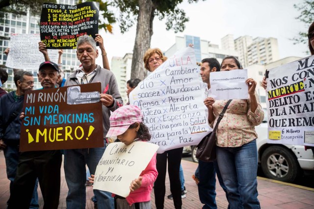 CAR103. CARACAS (VENEZUELA), 22/02/2018.- Un grupo de personas participan en una manifestación hoy, jueves 22 de febrero del 2018, en Caracas (Venezuela). Cerca de 30 venezolanos trasplantados protestaron debido a la escasez de medicamentos que compromete la salud de decenas de miles de pacientes, y exigieron al Instituto Venezolano de los Seguros Sociales (IVSS) atender esta situación. EFE/Miguel Gutiérrez