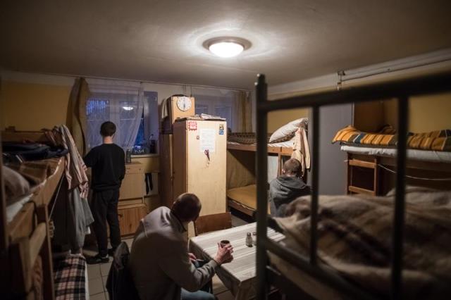 Varias personas sin hogar descansan en una casa de acogida en Lublin (Polonia) hoy, 27 de febrero de 2018. El frío ha causado 24 muertes por hipotermia desde noviembre en Polonia. EFE/ Wojciech Pacewicz PROHIBIDO SU USO EN POLONIA