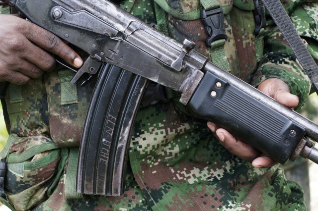 Imagen de archivo - Un rebelde del Ejército de ELN de Colombia muestra su arma en las selvas del noroeste, Colombia 31 de agosto de 2017. REUTERS / Federico Ríos
