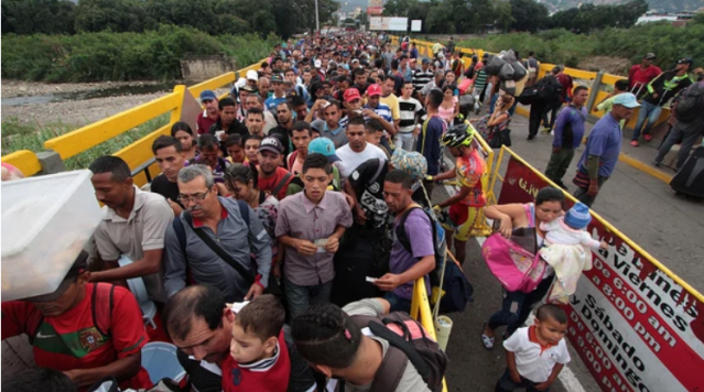 Cientos de venezolanos cruzan a diario el Puente Internacional Simón Bolívar para pasar a Colombia (AFP PHOTO / GEORGE CASTELLANOS)