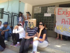 Pacientes con VIH claman por tratamiento a las puertas de Insalud Carabobo