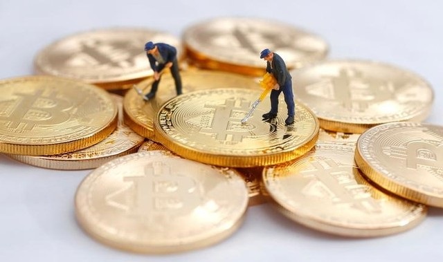 Unas figuras pequeñas se ven en una representación de monedas de Bitcoin el 26 de diciembre de 2017. REUTERS/Dado Ruvic/Illustration