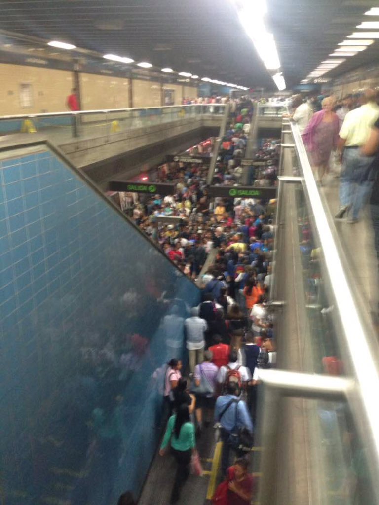 Fuerte retraso en el Metro de Caracas obliga a usuarios a buscar vías alternas
