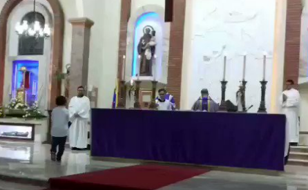 El hermoso gesto por Venezuela durante la misa de Cuaresma en San Antonio de Los Altos (video)