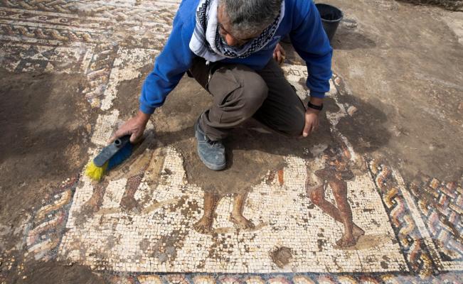 Arqueólogos israelíes descubren mosaico romano en antigua ciudad de Cesarea