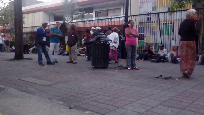 En Carabobo más de 200 pensionados pernoctan fuera de los bancos para cobrar