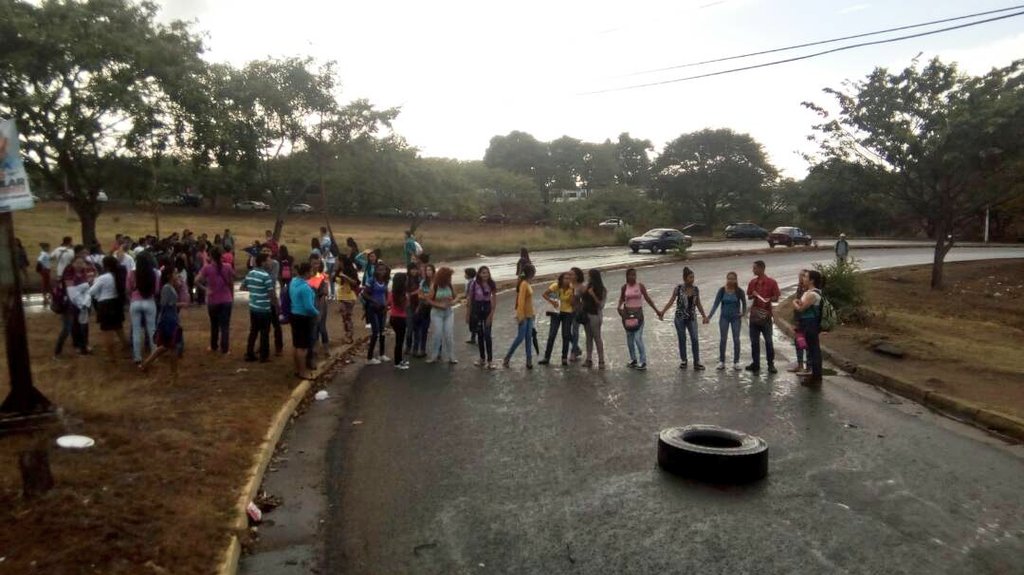 Estudiantes de la UDO protestan por falta de electricidad, comedor y transporte #6Feb