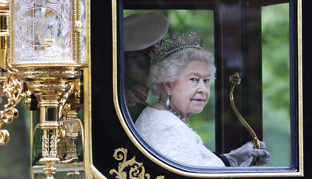 La reina Isabel II profundamente entristecida por el incendio de Notre Dame