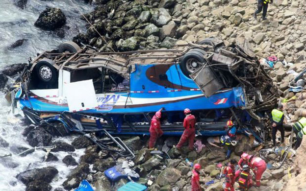 Suben a 9 los muertos y 50 los heridos por caída de autobús a abismo de Perú