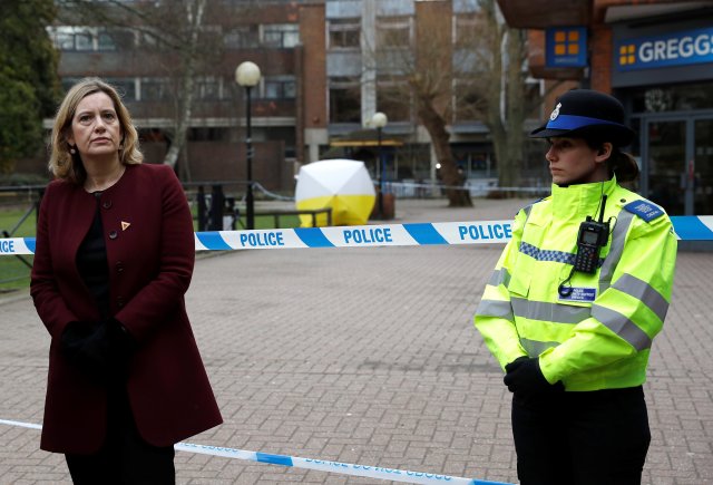 El ministro del Interior de Gran Bretaña, Amber Rudd, visita la escena donde Sergei Skripal y su hija Yulia fueron encontrados después de haber sido envenenados por un agente nervioso en Salisbury, Gran Bretaña, el 9 de marzo de 2018. REUTERS / Peter Nicholls