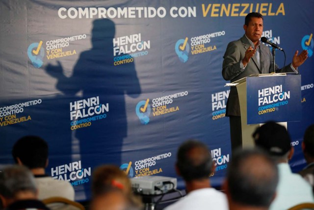 Venezuelan presidential candidate Henri Falcon talks to the media during a news conference in Caracas, Venezuela March 9, 2018. REUTERS/Carlos Garcia Rawlins