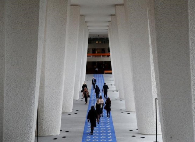 Personas caminan por un pasillo durante una reunión del Consejo de Administración en Qatar en la Organización Internacional del Trabajo (OIT) en Ginebra, Suiza, el 8 de noviembre de 2017. REUTERS / Denis Balibouse