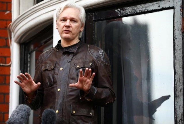 Imagen de archivo del fundador de WikiLeaks, Julian Assange, en una rueda de prensa desde el balcón de la embajada de Ecuador en Londres, mayo 19, 2017. REUTERS/Neil Hall