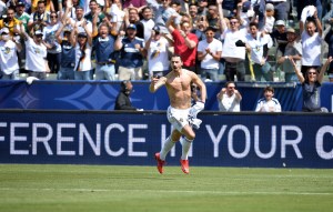 Ibrahimovic fue suplente pero decidió el derbi angelino en la MLS