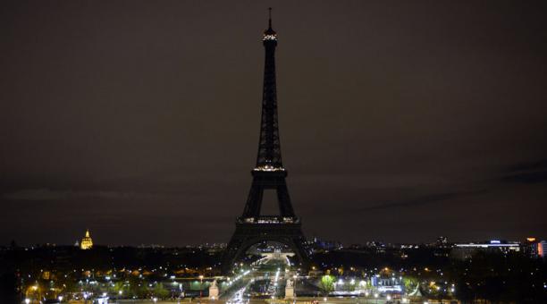 La Torre Eiffel apagó su iluminación habitual esta medianoche en recuerdo de las víctimas de la toma de rehenes (Foto: ZAKARIA ABDELKAFI / AFP)