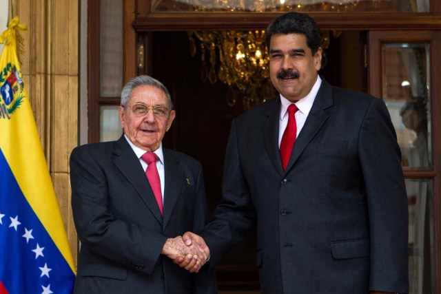  El presidente venezolano, Nicolás Maduro (d), recibe al presidente cubano, Raul Castro Ruz (i), hoy, lunes 5 de marzo de 2018, en el palacio de Miraflores, en Caracas (Venezuela). Durante esta reunión se abordarán temas como las elecciones presidenciales y de consejos legislativos del próximo 20 de mayo en Venezuela -en las que no participará la principal alianza opositora- y, según señalan medios estatales, esta cumbre también servirá para "recordar el legado" de Chávez en el marco del quinto aniversario de su muerte. EFE/CRISTIAN HERNANDEZ