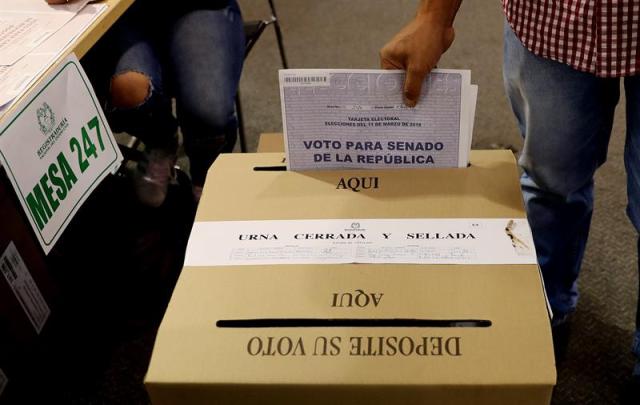 Un hombre vota hoy, domingo 11 de marzo de 2018, durante las elecciones legislativas de Colombia, en Bogotá (Colombia). EFE/Leonardo Muñoz