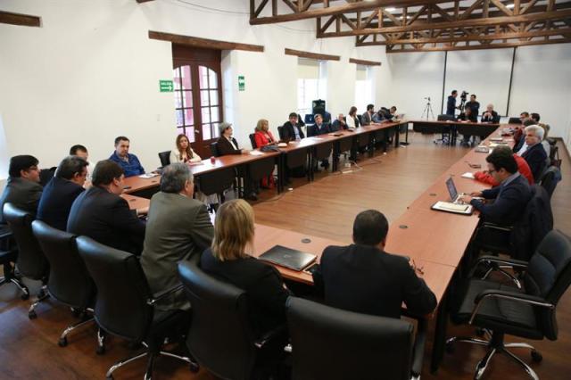 Fotografía cedida por el Gobierno colombiano que muestra una vista general durante la reanudación del diálogo entre el Gobierno colombiano y la guerrilla Ejército de Liberación Nacional (ELN) el 15 de marzo de 2018.