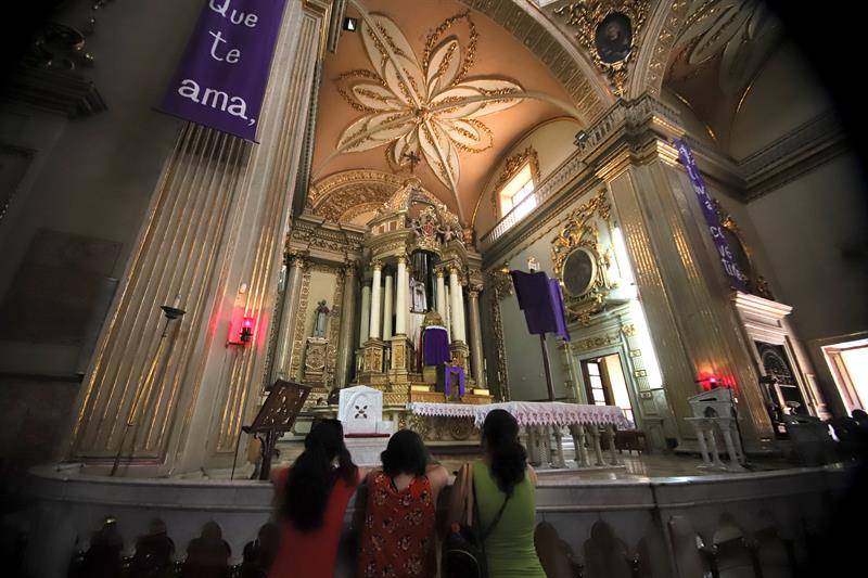 Fieles católicos mexicanos muestran devoción en Visita de las siete casas