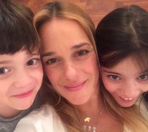 Lilian Tintori y sus hijos Manuela y Leopoldo Santiago (Foto extraída de las redes sociales)