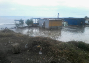 Mar de fondo inundó calles y kioskos de Catia La Mar  #5Mar (fotos)