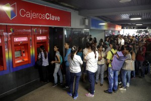 Venezuela en zozobra por reconversión monetaria que arranca este lunes
